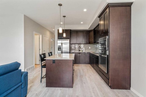 4-414 Highlands Boulevard West, Lethbridge, AB - Indoor Photo Showing Kitchen With Upgraded Kitchen