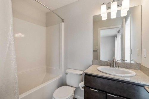 4-414 Highlands Boulevard West, Lethbridge, AB - Indoor Photo Showing Bathroom