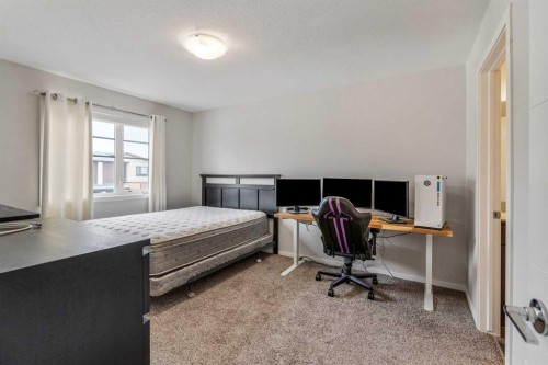 4-414 Highlands Boulevard West, Lethbridge, AB - Indoor Photo Showing Bedroom