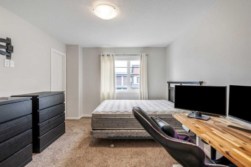 4-414 Highlands Boulevard West, Lethbridge, AB - Indoor Photo Showing Bedroom