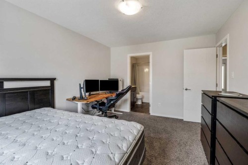 4-414 Highlands Boulevard West, Lethbridge, AB - Indoor Photo Showing Bedroom