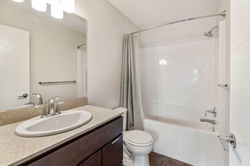 4-414 Highlands Boulevard West, Lethbridge, AB - Indoor Photo Showing Bathroom