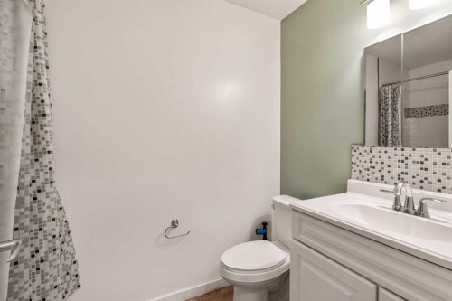 4-414 Highlands Boulevard West, Lethbridge, AB - Indoor Photo Showing Bathroom