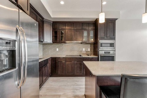 4-414 Highlands Boulevard West, Lethbridge, AB - Indoor Photo Showing Kitchen With Upgraded Kitchen