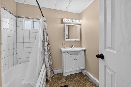 1230 84 Street, Coleman, AB - Indoor Photo Showing Bathroom