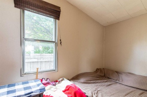 329 12 Street North, Lethbridge, AB - Indoor Photo Showing Bedroom