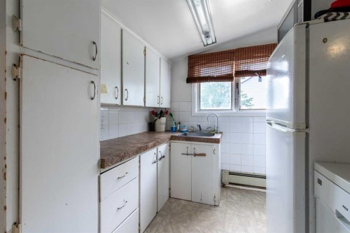 329 12 Street North, Lethbridge, AB - Indoor Photo Showing Kitchen