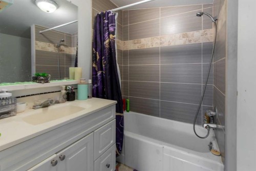 329 12 Street North, Lethbridge, AB - Indoor Photo Showing Bathroom