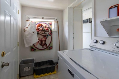 329 12 Street North, Lethbridge, AB - Indoor Photo Showing Laundry Room