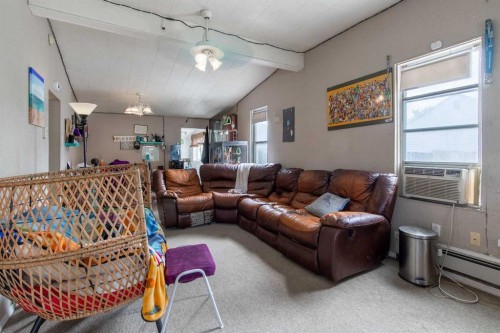 329 12 Street North, Lethbridge, AB - Indoor Photo Showing Living Room