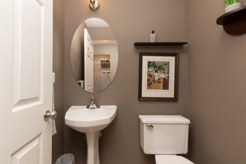 242 Heritage Circle West, Lethbridge, AB - Indoor Photo Showing Bathroom