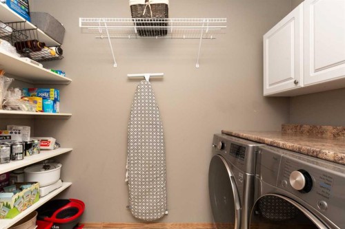 242 Heritage Circle West, Lethbridge, AB - Indoor Photo Showing Laundry Room