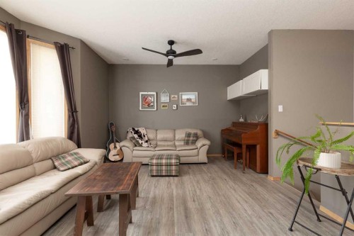 242 Heritage Circle West, Lethbridge, AB - Indoor Photo Showing Living Room