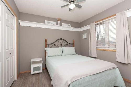 242 Heritage Circle West, Lethbridge, AB - Indoor Photo Showing Bedroom