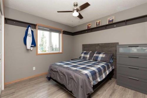 242 Heritage Circle West, Lethbridge, AB - Indoor Photo Showing Bedroom
