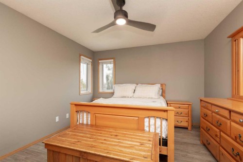 242 Heritage Circle West, Lethbridge, AB - Indoor Photo Showing Bedroom