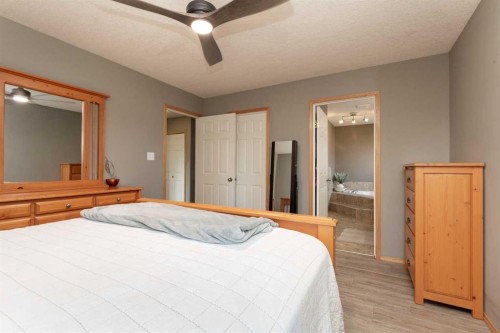 242 Heritage Circle West, Lethbridge, AB - Indoor Photo Showing Bedroom