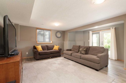 242 Heritage Circle West, Lethbridge, AB - Indoor Photo Showing Living Room
