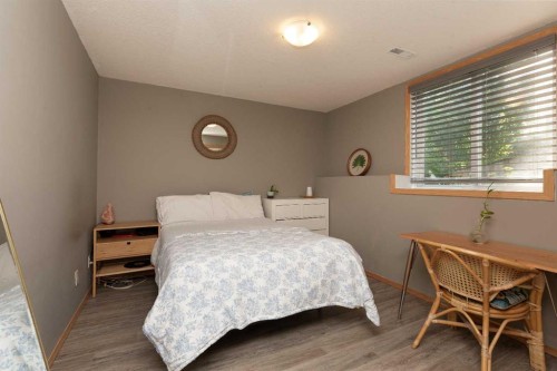 242 Heritage Circle West, Lethbridge, AB - Indoor Photo Showing Bedroom