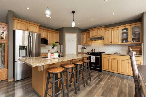 242 Heritage Circle West, Lethbridge, AB - Indoor Photo Showing Kitchen