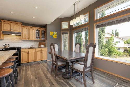 242 Heritage Circle West, Lethbridge, AB - Indoor Photo Showing Dining Room