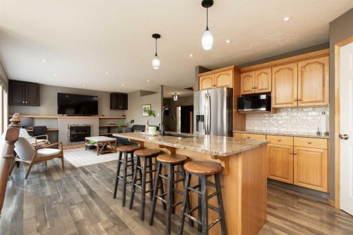 242 Heritage Circle West, Lethbridge, AB - Indoor Photo Showing Kitchen