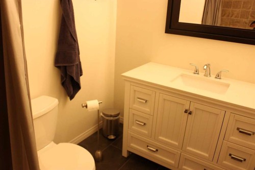 518 Maple Crescent, Picture Butte, AB - Indoor Photo Showing Bathroom