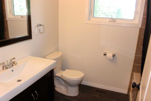 518 Maple Crescent, Picture Butte, AB - Indoor Photo Showing Bathroom