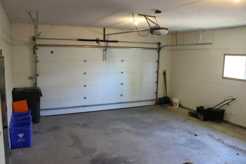 518 Maple Crescent, Picture Butte, AB - Indoor Photo Showing Garage