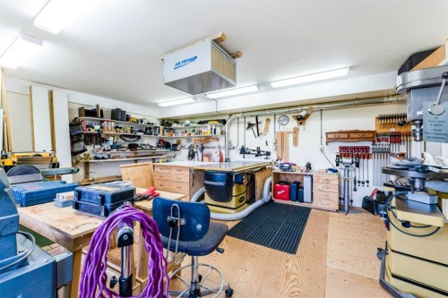 416 7 Avenue Ne, Milk River, AB - Indoor Photo Showing Garage