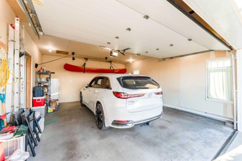 416 7 Avenue Ne, Milk River, AB - Indoor Photo Showing Garage