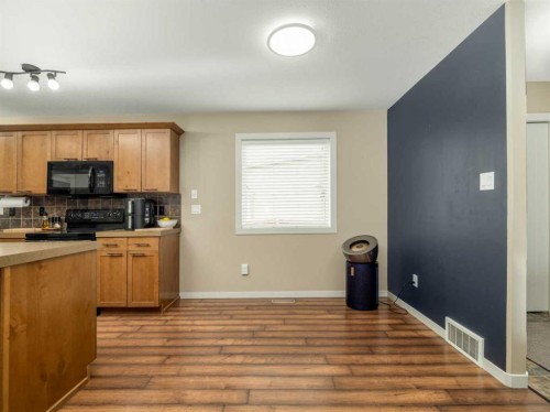 486 Mary Cameron Crescent North, Lethbridge, AB - Indoor Photo Showing Kitchen