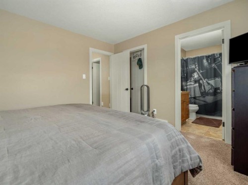 486 Mary Cameron Crescent North, Lethbridge, AB - Indoor Photo Showing Bedroom