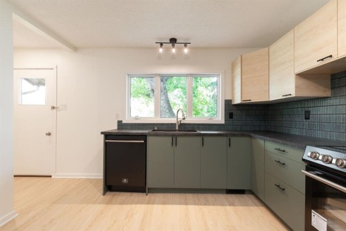 1803 5A Avenue North, Lethbridge, AB - Indoor Photo Showing Kitchen