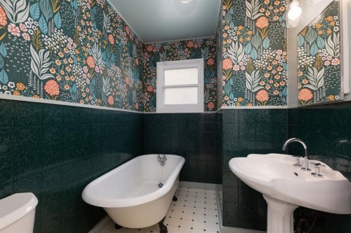 1803 5A Avenue North, Lethbridge, AB - Indoor Photo Showing Bathroom