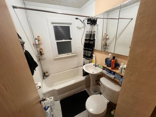 1815 2 Avenue North, Lethbridge, AB - Indoor Photo Showing Bathroom