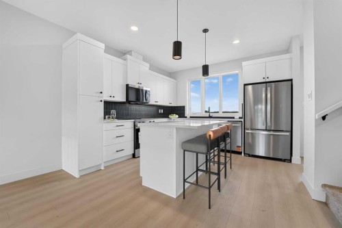 2720 16 Avenue, Coaldale, AB - Indoor Photo Showing Kitchen With Upgraded Kitchen