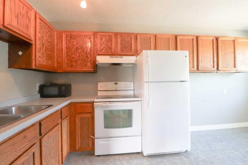 71 Laval Boulevard West, Lethbridge, AB - Indoor Photo Showing Kitchen With Double Sink