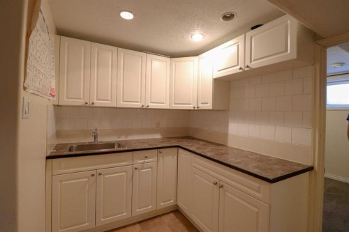 71 Laval Boulevard West, Lethbridge, AB - Indoor Photo Showing Kitchen
