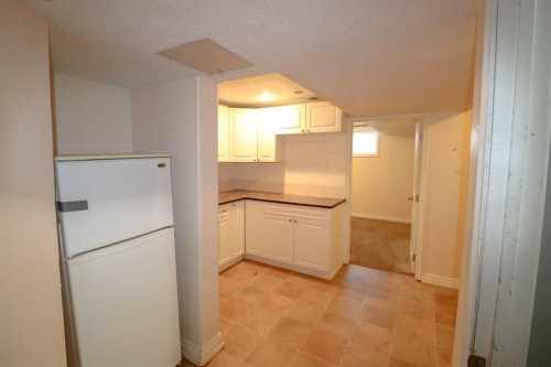 71 Laval Boulevard West, Lethbridge, AB - Indoor Photo Showing Kitchen