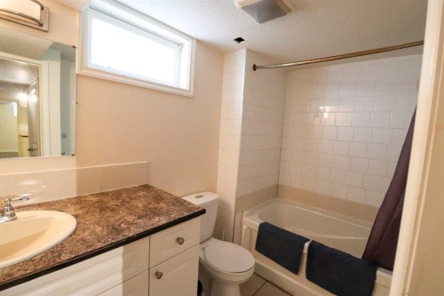 71 Laval Boulevard West, Lethbridge, AB - Indoor Photo Showing Bathroom