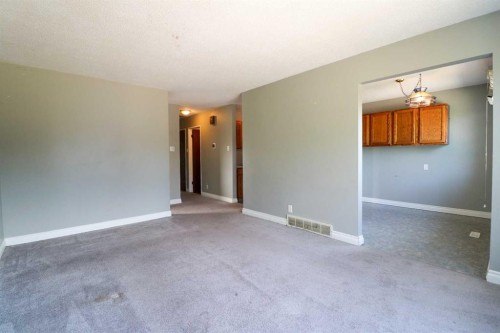 71 Laval Boulevard West, Lethbridge, AB - Indoor Photo Showing Other Room