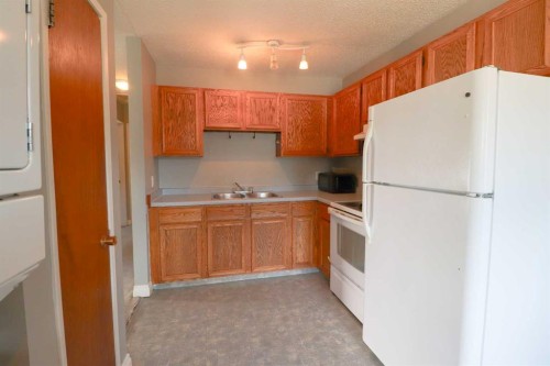 71 Laval Boulevard West, Lethbridge, AB - Indoor Photo Showing Kitchen With Double Sink