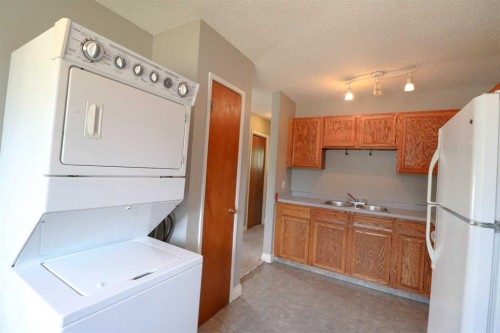 71 Laval Boulevard West, Lethbridge, AB - Indoor Photo Showing Laundry Room