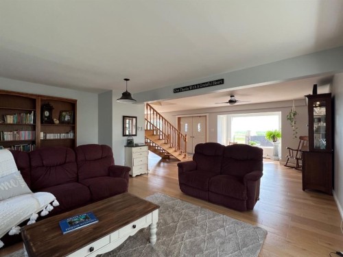 85026 Range Road 194, Rural Lethbridge County, AB - Indoor Photo Showing Living Room