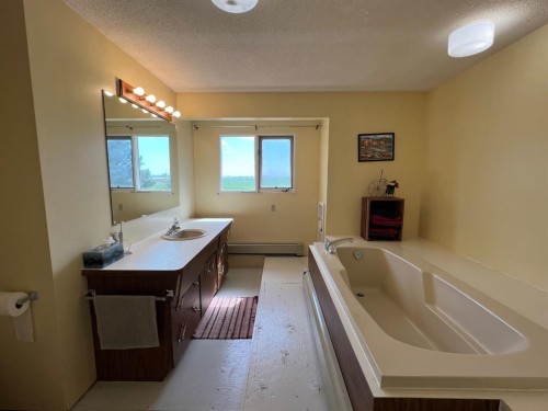 85026 Range Road 194, Rural Lethbridge County, AB - Indoor Photo Showing Bathroom