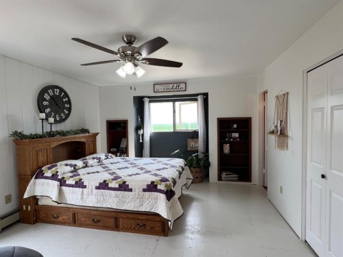 85026 Range Road 194, Rural Lethbridge County, AB - Indoor Photo Showing Bedroom