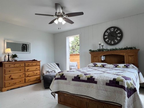 85026 Range Road 194, Rural Lethbridge County, AB - Indoor Photo Showing Bedroom