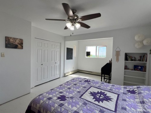 85026 Range Road 194, Rural Lethbridge County, AB - Indoor Photo Showing Bedroom