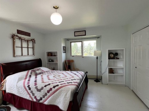 85026 Range Road 194, Rural Lethbridge County, AB - Indoor Photo Showing Bedroom